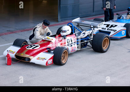 Julian Stokes assis dans sa Rouge, 1970, Tecno Formule historique 2 Race car, au cours de la Journée des médias classique Silverstone 2019 Banque D'Images