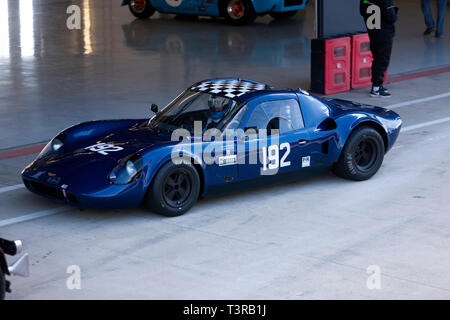 Un bleu, 1968, Chevron B8 dans la voie des stands, au cours de la Journée des médias 2019 Silverstone Classic Banque D'Images