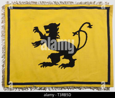 FANIONS ET DRAPEAUX, Fanion du 3ème Bataillon du 18ème RI, drap jaune avec chiffres decoupes noir '3/18', de l'autre côté, un lion héraldique, galon cul de dé bleu formant un rectangle près du bord, franges argentées sur le pourtour, passage de hampe. Légère usure. Dimensions 41,5 x 54 cm. Il s'agirait d'une fabr. locale realisée à Pau, en 1944, lors de la création du bataillon par le commandant Noutary, Additional-Rights Clearance-Info-Not-Available- Banque D'Images