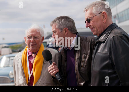 Entrevues Tiff Needell Mini racing legends John Rhodes et Steve Neal, dans le Paddock, au cours de la Journée des médias 2019 Silverstone Classic Banque D'Images