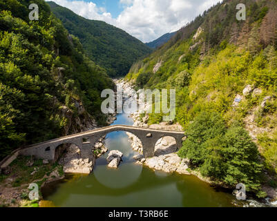 Pont du diable ou Dyavolski plus dans les montagnes des Rhodopes, Bulgarie. Vue aérienne drone Banque D'Images