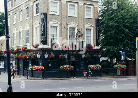 Londres, Royaume-Uni - 23 juillet 2018 : La tiare est un local Greenwich Pub. Un trou d'arrosage de Greenwich, perché sur un coin de rue près de St Alfege' Banque D'Images