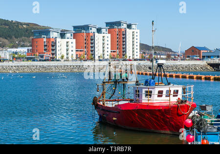 À la recherche de l'autre côté de la rivière Tawe à Swansea Swansea SA1 et à l'University of Wales et la construction d'un bateau de pêche local rouge, dans le sud du Pays de Galles Banque D'Images