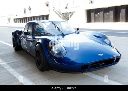 Un bleu, 1968, Chevron B8 dans la voie des stands, au cours de la Journée des médias 2019 Silverstone Classic Banque D'Images