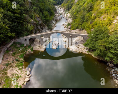 Drone aérien vue du Pont du Diable ou Dyavolski plus dans les montagnes des Rhodopes, Bulgarie Banque D'Images