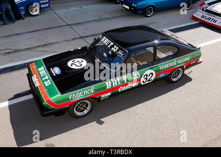 Vue aérienne d'une Ford Capri 3L 1980 Voiture de course, propriété de John et Charles Brown, dans la voie des stands, à la Silverstone Classic Media Day 2019 Banque D'Images