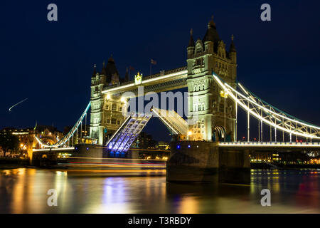 Tower bridge london open Vue de nuit Banque D'Images