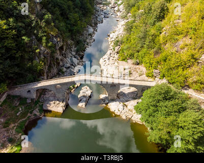 Drone aérien vue du Pont du Diable ou Dyavolski plus dans les montagnes des Rhodopes, Bulgarie Banque D'Images