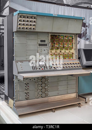 TERRASSA, ESPAGNE-19 mars 2019 : 1974 EAI Pacer 700 calculateur analogique dans le Musée National des Sciences et de la technologie de la Catalogne Banque D'Images