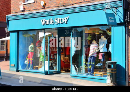 Fonds de commerce boutique vêtements blancs dans la rue Bell, Henley-on-Thames, Royaume-Uni Banque D'Images