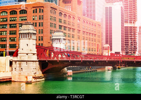 LaSalle le pont au-dessus de Chicago River dans le centre-ville Banque D'Images