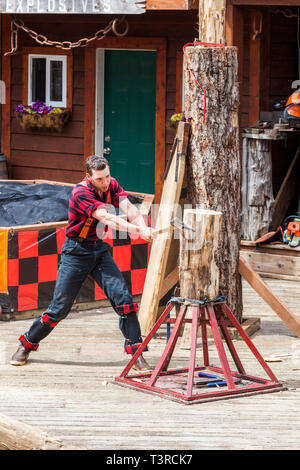 Ax à deux mains une démonstration à la Great Alaskan Lumberjack à Ketchikan, Alaska, USA Banque D'Images