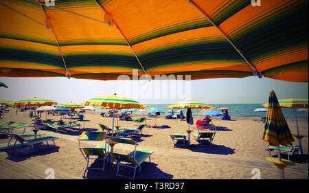 Sous le parasol sur la plage ensoleillée en été Banque D'Images