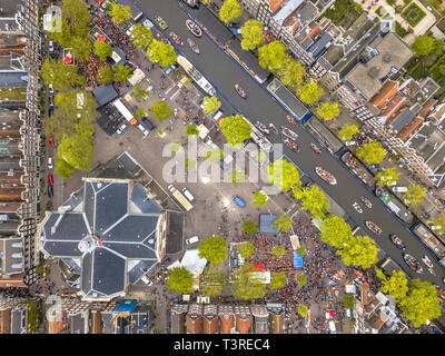 Place du marché Noordermarkt sur Koningsdag fête des Rois à Amsterdam. Anniversaire du roi. Vu d'hélicoptère. Banque D'Images