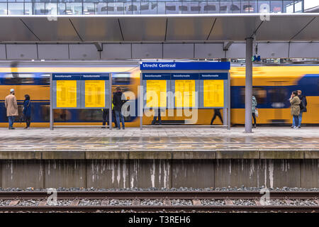 UTRECHT, Pays-Bas - le 29 avril 2018 : Double-decker train intercity arrivant sur la gare centrale d'Utrecht pendant que les passagers sont en attente sur la plate-forme i Banque D'Images