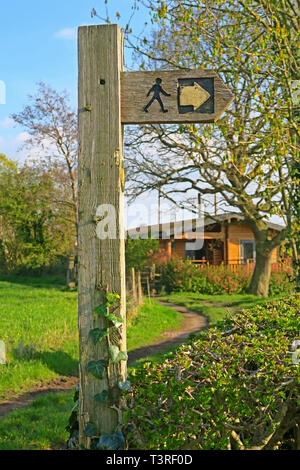 Sentier en bois fingerpost sign in field, de l'Australie Lane, Grappenhall, Warrington, Cheshire, Royaume-Uni Banque D'Images