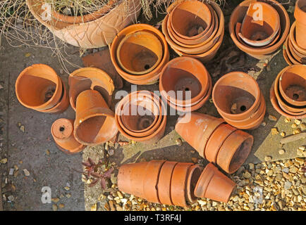 Vieux pots de terre cuite, dans un coin jardin Banque D'Images