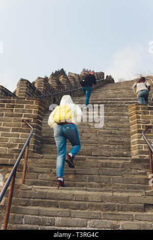 Les jeunes touristes étrangers est l'escalade de la Grande Muraille de Chine sur une belle journée. Banque D'Images