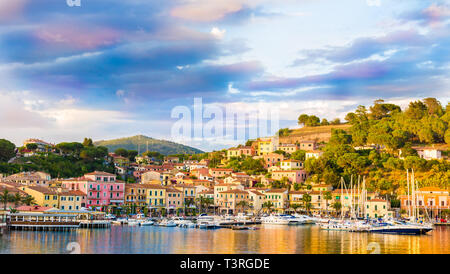 Port et village Porto Azzurro, îles d'Elbe, Toscane, Italie Banque D'Images