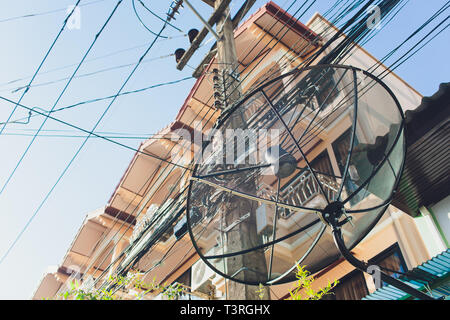 Réseau de télévision par câble isolé antennes d'objets métalliques de forme ronde stock photo unique. Banque D'Images