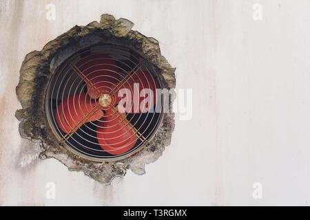 Ancien ventilateur industriel extracteur en tôle d'acier. Banque D'Images