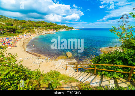 Vue panoramique sur Spiaggia di Seccheto dans l'île d'Elbe, Toscane, Italie. Banque D'Images