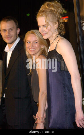 LOS ANGELES, CA. 09 octobre 2002 : actrice Nicole Kidman (à droite) avec l'acteur Heath Ledger et actrice amie Naomi Watts lors de la première, à Los Angeles, des Watts' nouveau film l'anneau. © Paul Smith / Featureflash Banque D'Images