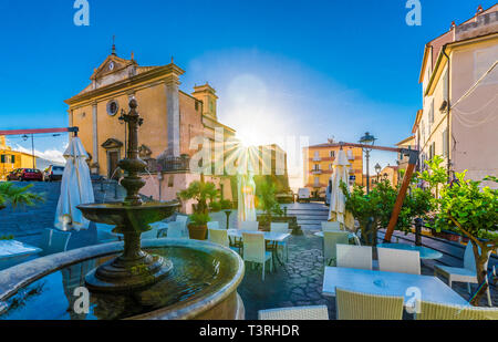 Place centrale de Rio nell'Elba, village de l'île d'Elbe, Toscane, Italie. Banque D'Images