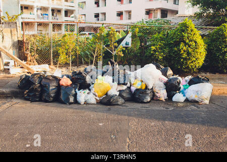 PHUKET, Thaïlande - 2 mars, 2019 : déchets de bouteilles en plastique dans des sacs à ordures, la réduction des déchets à partir de bouteilles en plastique concept réduire l'utilisation de plastique Banque D'Images