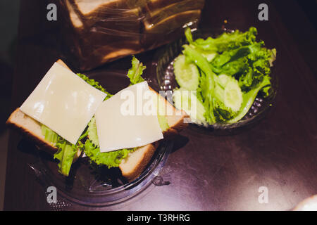 Sandwich fait maison, une cuisine maison, un sandwich avec du chou et du fromage. Banque D'Images