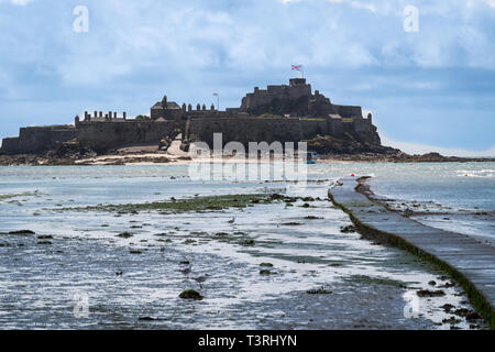 À marée basse le château Elizabeth, St Helier, Jersey, Channel Islands Banque D'Images