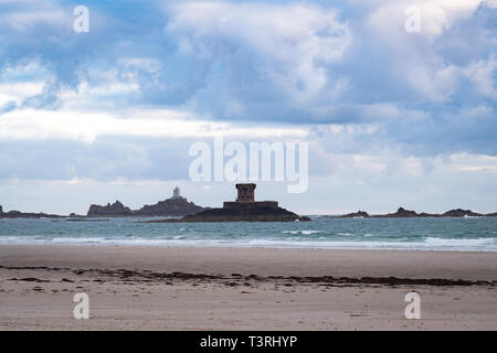La tour Roco et Corbiere Lighthouse, la baie de Saint-ouen, Jersey, Channel Islands, Royaume-Uni Banque D'Images