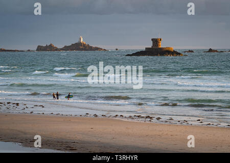 La tour Roco et Corbiere Lighthouse, la baie de Saint-ouen, Jersey, Channel Islands, Royaume-Uni Banque D'Images