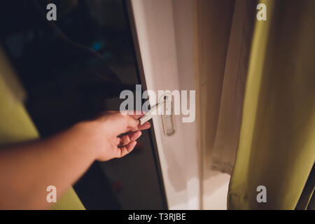 Fenêtre et porte fenêtre PVC. L'ouverture de la main porte du balcon. Banque D'Images