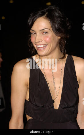 LOS ANGELES, CA. 23 octobre 2002 : l'actrice FAMKE JANSSEN lors de la première mondiale de son nouveau film I Spy, au Cinerama Dome d'Hollywood. © Paul Smith / Featureflash Banque D'Images