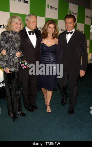 LOS ANGELES, CA. 03 novembre 2002 : l'acteur Arnold Schwarzenegger (droite) et épouse Maria Shriver avec ses parents Eunice Kennedy Shriver & Sargent Shriver au Mentor Foundation gala au Studios Paramount, à Hollywood. © Paul Smith / Featureflash Banque D'Images