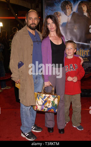 LOS ANGELES, CA. 14 novembre 2002 : l'Acteur RICHARD SCHIFF & actrice épouse Sheila Kelly & fils au Los Angeles première mondiale de Harry Potter et la Chambre des Secrets. © Paul Smith / Featureflash Banque D'Images