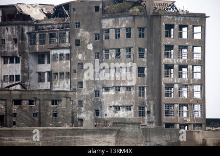 Japon : La préfecture de Nagasaki. Bateau de tourisme venant à côté de l'île de Hashima abandonné qui était connu pour ses mines de charbon sous-marines, une fois que le plus d Banque D'Images