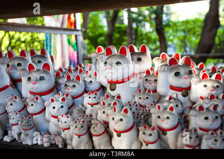 Japon : Tokyo. Gotoku-ji temple bouddhiste dans le quartier de Setagaya, vénérant maneki-neko (littéralement 'cat' signe) Banque D'Images