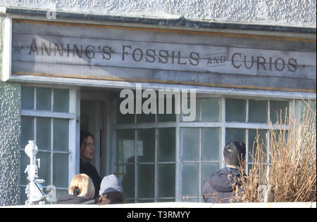 "Ammonite" mettra en vedette Kate Winslet actrices hollywoodiennes et Saoirse Ronan et auraient été suivre une relation fictive entre le célèbre chasseur de fossiles et une autre femme. Kate Winslet joue le chasseur de dinosaures Mary Anning. Avec : Kate Winslet Où : Lyme Regis, Royaume-Uni Quand : 11 Mar 2019 Crédit : David Sims/WENN.com Banque D'Images