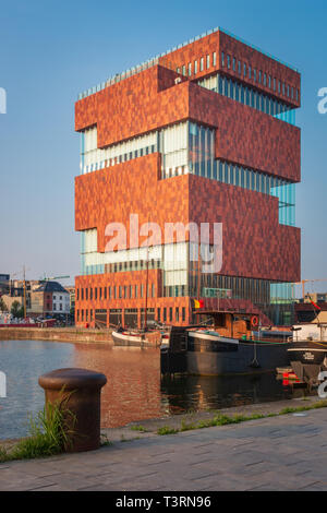 Anvers, Belgique - le 9 juin 2018 : Le musée MAS, Museum aan de Stroom, le long de l'Escaut à Anvers, en Belgique sur une soirée ensoleillée Banque D'Images