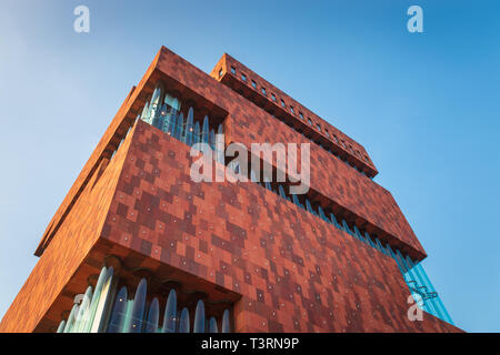 Anvers, Belgique - le 9 juin 2018 : Le musée MAS, Museum aan de Stroom, le long de l'Escaut à Anvers, en Belgique sur une soirée ensoleillée Banque D'Images