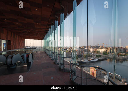 Anvers, Belgique - le 9 juin 2018 : Le musée MAS, Museum aan de Stroom, le long de l'Escaut à Anvers, en Belgique, et sa vue sur les toits de la Banque D'Images