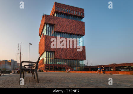 Anvers, Belgique - le 9 juin 2018 : Le musée MAS, Museum aan de Stroom, le long de l'Escaut à Anvers, en Belgique sur une soirée ensoleillée Banque D'Images