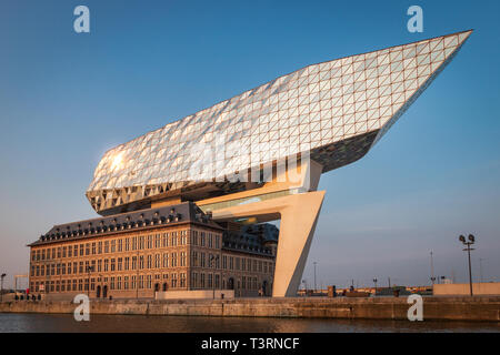 Anvers, Belgique - le 9 juin 2018 : vue sur le nouveau Port House (Havenhuis), le siège de l'Autorité portuaire d'Anvers, conçu par l'architecte Zaha avait Banque D'Images