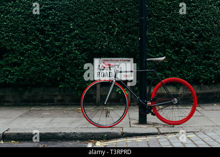 Vélo enchaîné sur London Street Banque D'Images