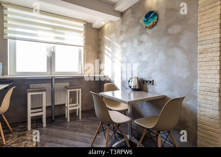 Fragment de la cuisine intérieur, avec une table à manger Banque D'Images