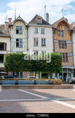 Troyes (nord-est de la France) : façade des maisons à colombages de la rue ' rue George Clemenceau ' vue de ' ' Vernier place square Banque D'Images