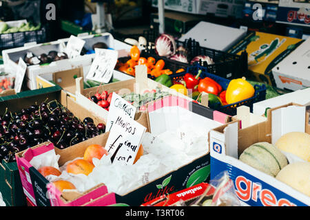 Londres, Royaume-Uni - 21 juillet 2017 : les fruits et légumes en vente sur un marché de rue dans Portobello Road, London Banque D'Images