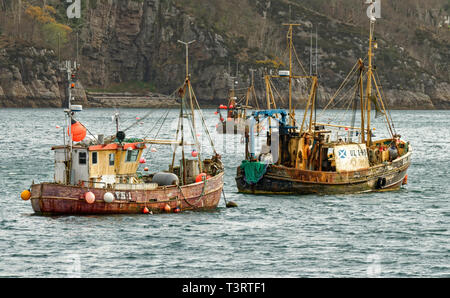 ULLAPOOL ROSS ET CROMARTY ECOSSE trois vieux bateaux de pêche amarrés dans le Loch Broom Banque D'Images